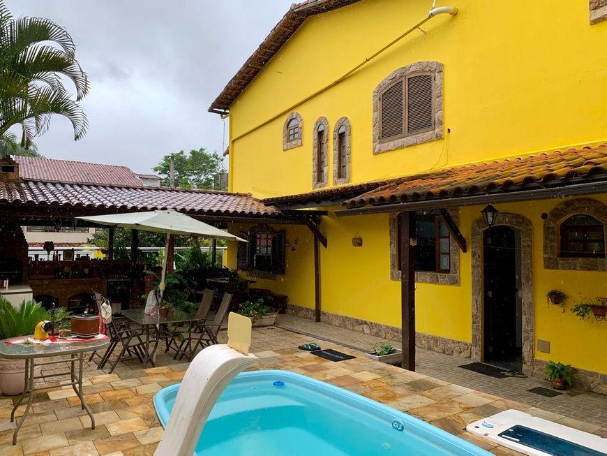 Casa de condomínio para venda possui 180 metros quadrados com 2 quartos