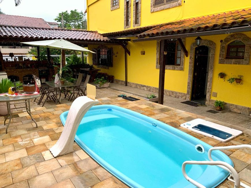 Casa de condomínio para venda possui 180 metros quadrados com 2 quartos