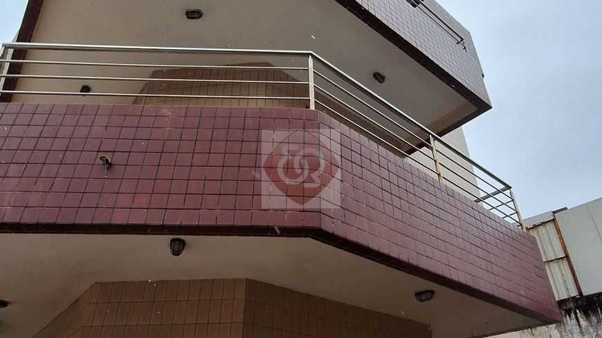 Dois Apartamentos com 3 dormitórios cada um e 140m2 e uma área total de 440m2 do terreno - À VENDA -