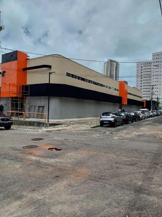 VENDO LOJA NA CIDADE ALTA, COM MEZANINO NO VALOR DE 80 MIL.