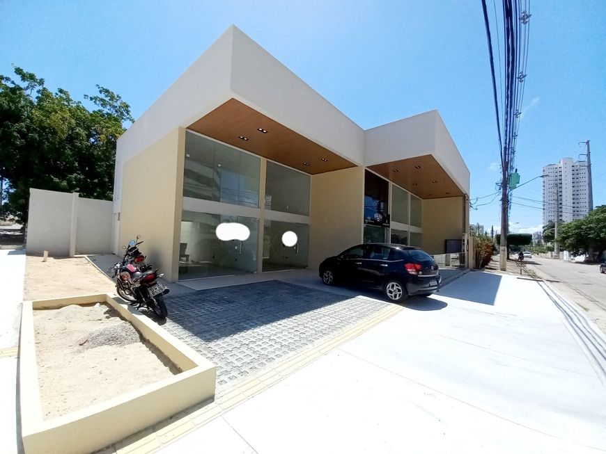Centro comercial com lojas com pé direito duplo possui 25 m2 em Capim Macio