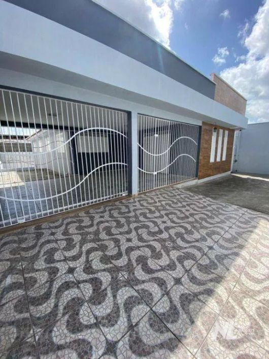 Casa com 300m² em ótima localização em Dix