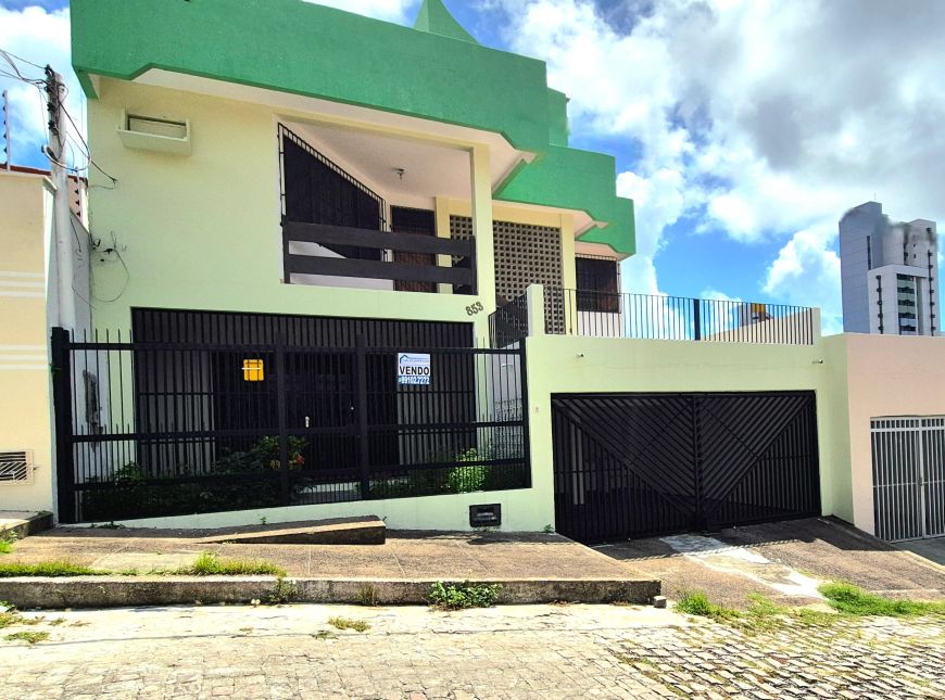 Excelente Casa à venda possui 212 metros quadrados com 5 quartos em Barro Vermelho - Natal - RN