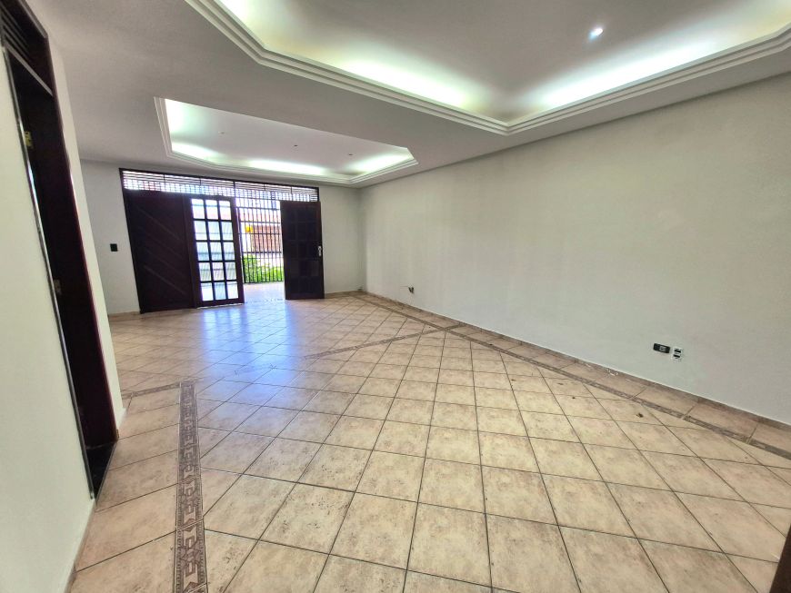 Excelente Casa à venda possui 212 metros quadrados com 5 quartos em Barro Vermelho - Natal - RN