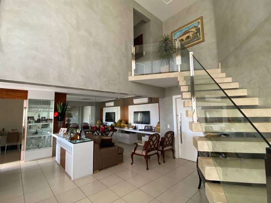 84 9.9982.5105 Sou um apartamento duplex no coração do elegante bairro do Tirol. 84 9.9614.8677