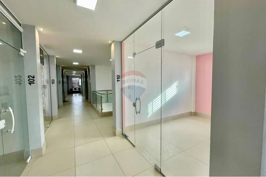 "Aluguel: Espaço Comercial Moderno em Capim Macio"