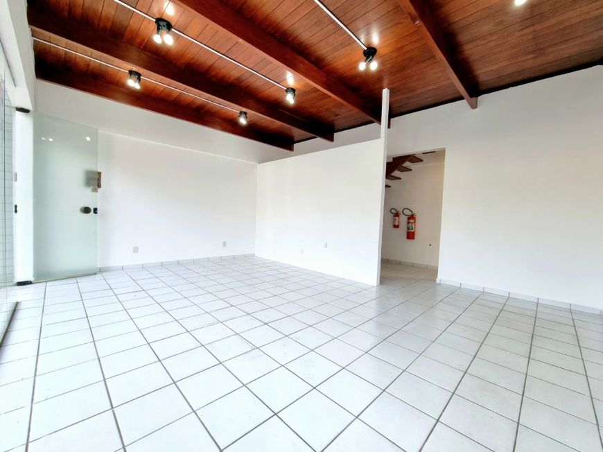 Loja de 72 m² em Ponta Negra no térreo do Ed. Therramare na Rua da Lagosta