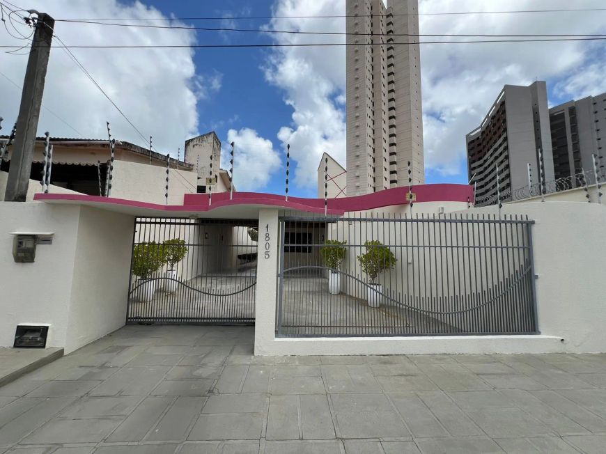 VENDO uma Belíssima CASA com 3 Suítes no Bairro de Capim Macio - Natal - RN.