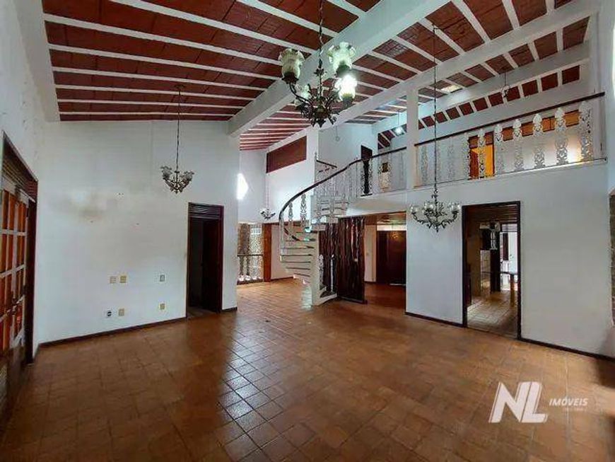 Casa com ótima localização em Lagoa Seca - a 100 metros da Av. Alexandrino de Alencar - 619m²