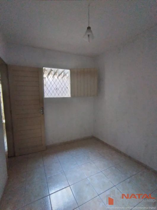 VENDO CASA COM 03 QUARTOS EM CIDADE ALTA.