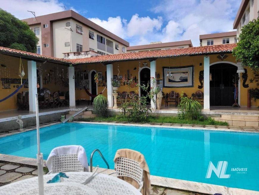 Casa com 1000m² de área total em Capim Macio - 5suites 7vagas de garagem