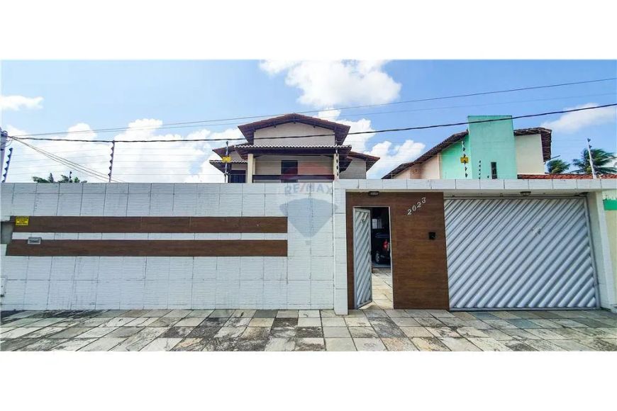 ALUGA-SE CASA DÚPLEX EM CAPIM MACIO COM 06 QUARTOS, SENDO 04 SUÍTES