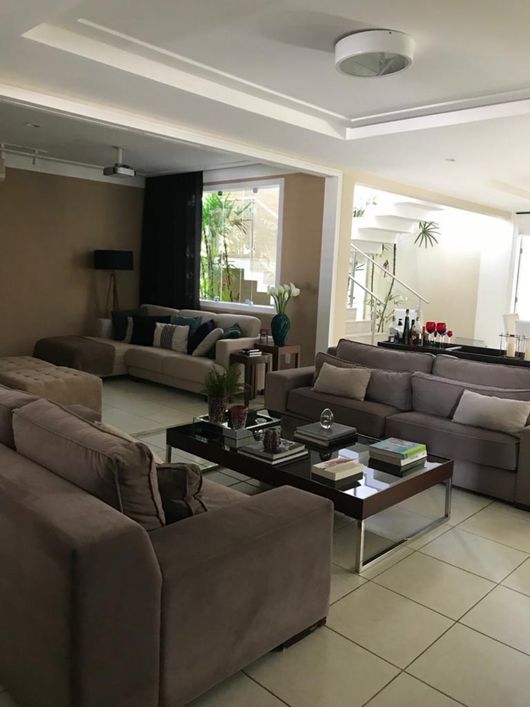 Casa de condomínio para venda tem 372 metros quadrados com 4 quartos