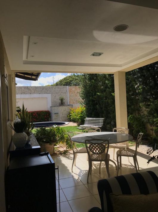 Casa de condomínio para venda tem 372 metros quadrados com 4 quartos