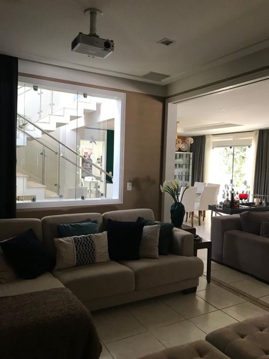 Casa de condomínio para venda tem 372 metros quadrados com 4 quartos
