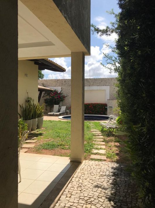 Casa de condomínio para venda tem 372 metros quadrados com 4 quartos