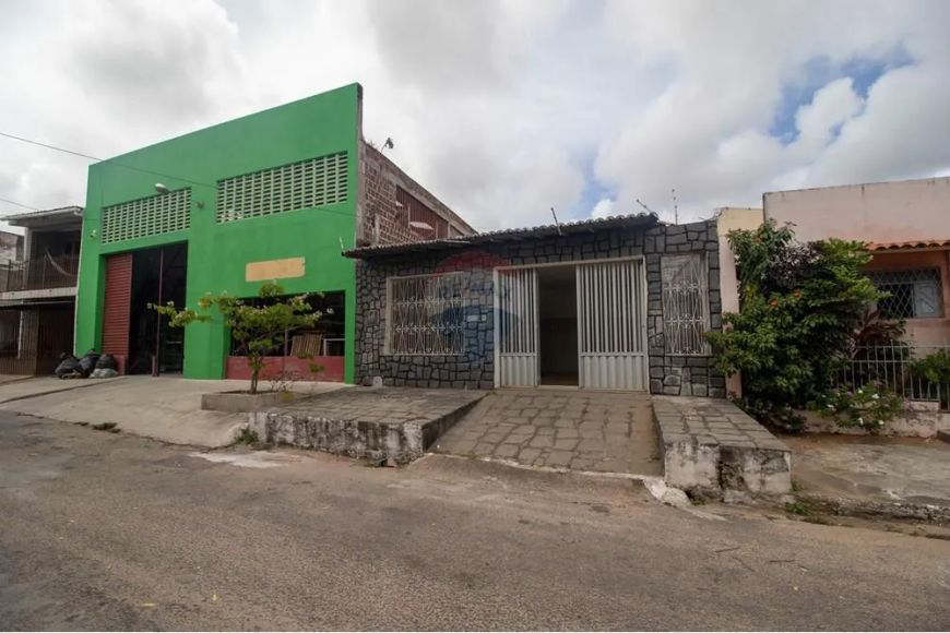 EXCELENTE OPORTUNIDADE: CASA AMPLA COM PISCINA E LOCALIZAÇÃO ESTRATÉGICA NAS QUINTAS – NATAL/RN