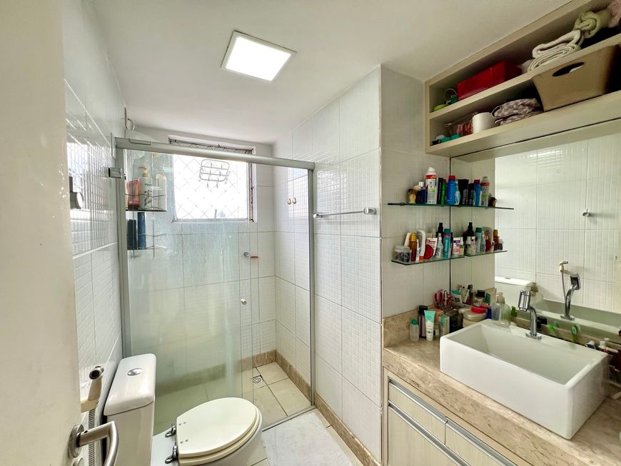 Apartamento á venda em Lagoa Nova com três quartos