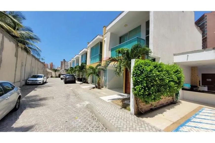 "Casa em condomínio fechado duplex com 3 suítes em Capim Macio!"