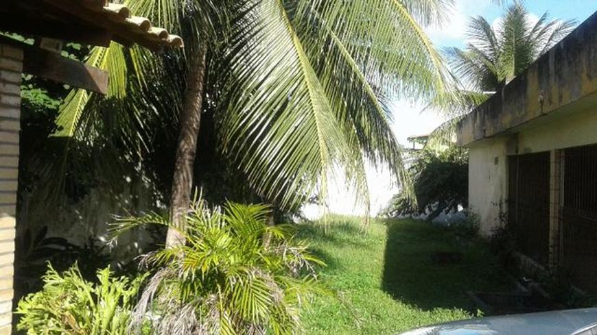 Terreno de esquina, com 565,00m2, com uma boa casa, no Bairro Pitimbú, Natal/RN.