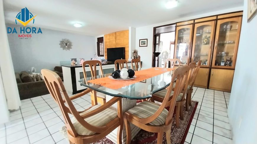 VENDE-SE EXCELENTE RESIDÊNCIA NO BAIRRO DE CAPIM MACIO, SUPER BEM LOCALIZADA.