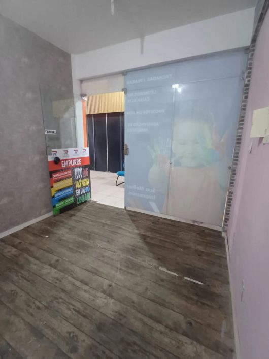 VENDO ESPAÇO EMPRESARIAL SERVINDO PARA LOJA OU ESCRITÓRIO.