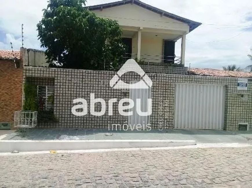 Casa duplex no Parque dos Coqueiros.