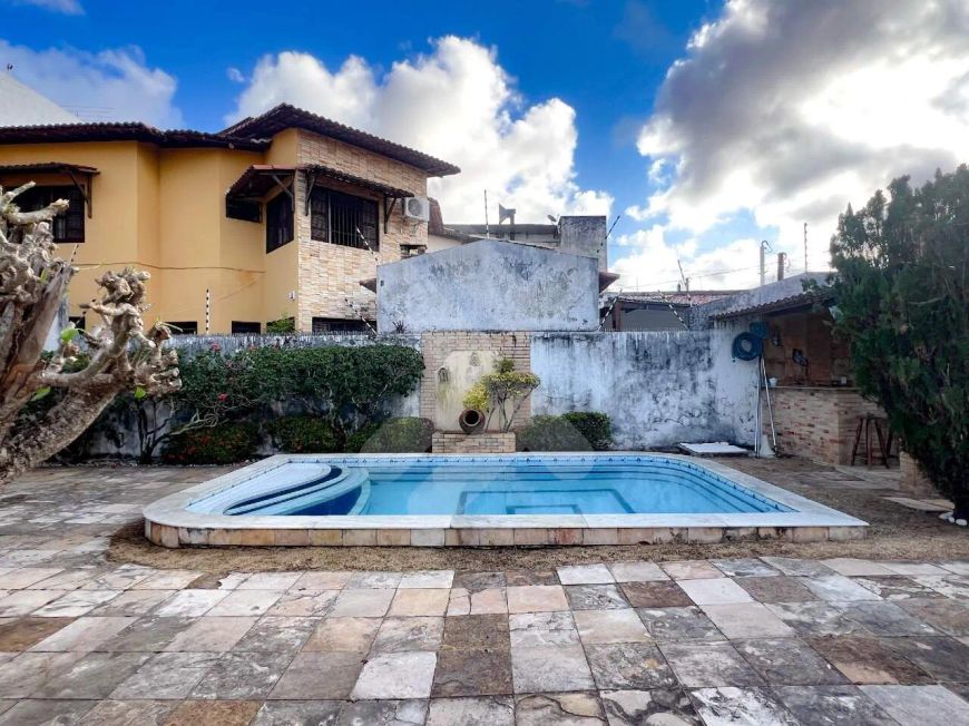 Casa à venda em Capim Macio (Natal/RN) | 3 suítes - 400m² e área construída de 176 m²