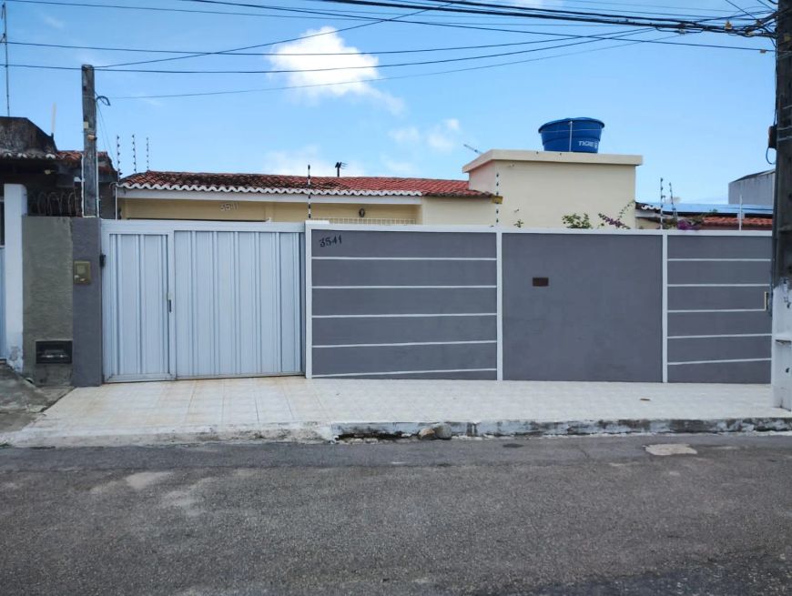 Belíssima Casa à Venda em Candelária, Natal-RN!