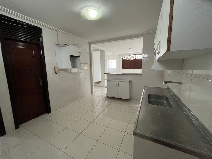 Casa bem Localizada Quatro Vagas