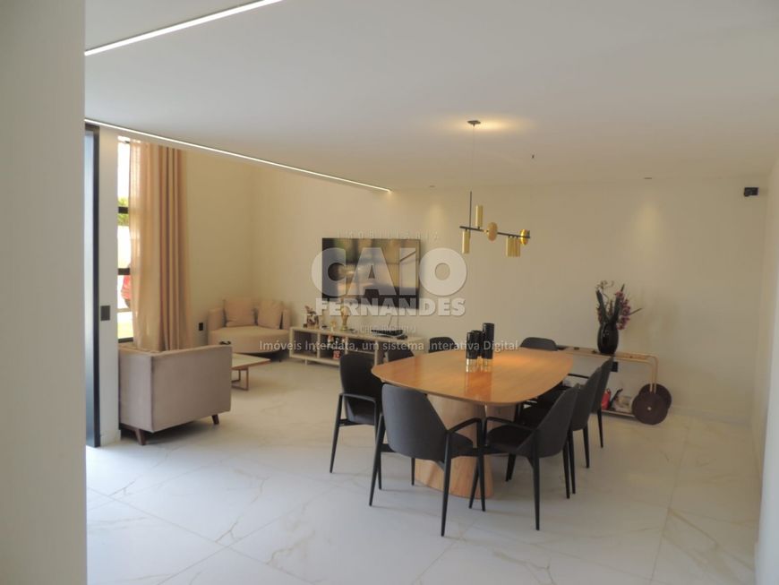 Casa de alto padrão no condomínio Vila dos Lagos