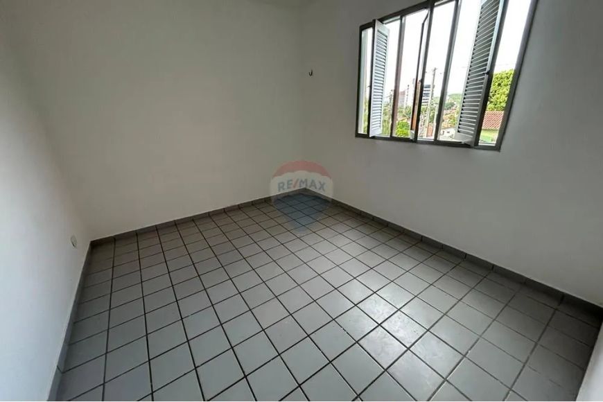 Apartamento com dois quartos mais dependência e varanda