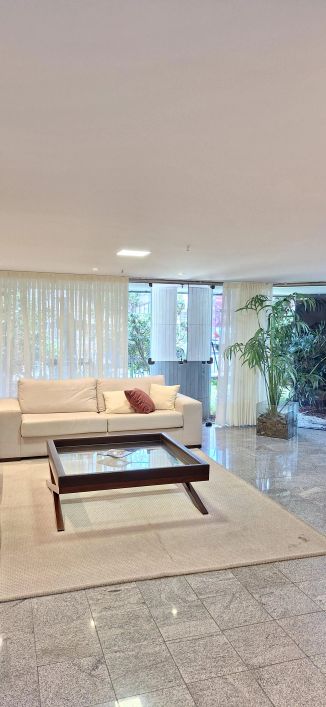 Amplo apartamento no bairro do Tirol para venda ou locação.