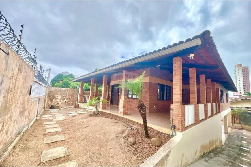 CASA EM PONTA NEGRA COM 2 Quartos, SENDO UM SUÍTE, DISPONIVEL PRA VENDA