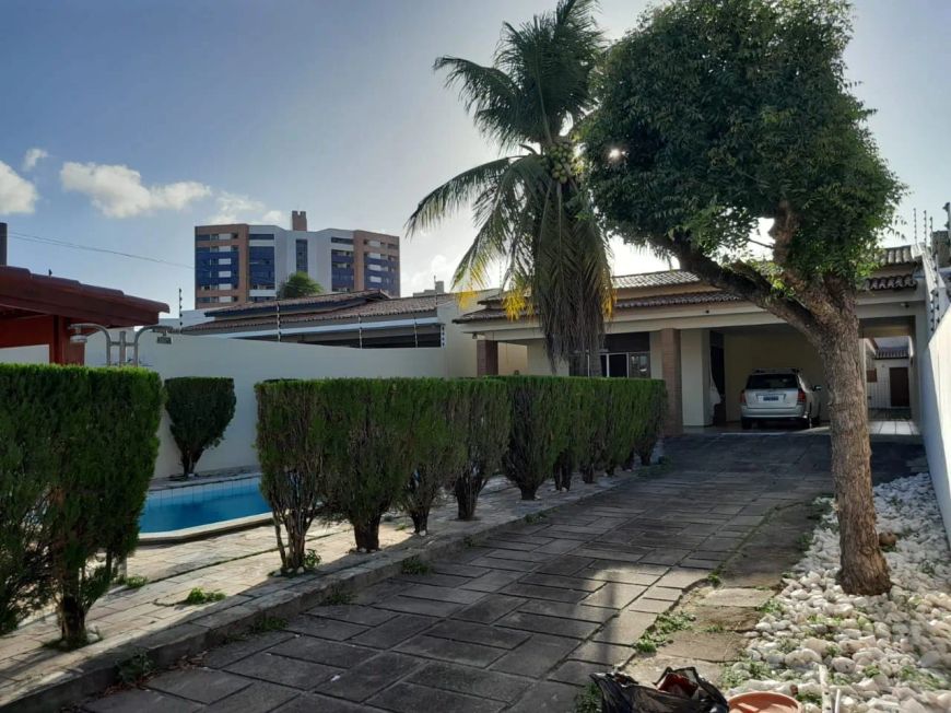 Excelente casa térrea para venda em Capim Macio com 361m² de área construída.