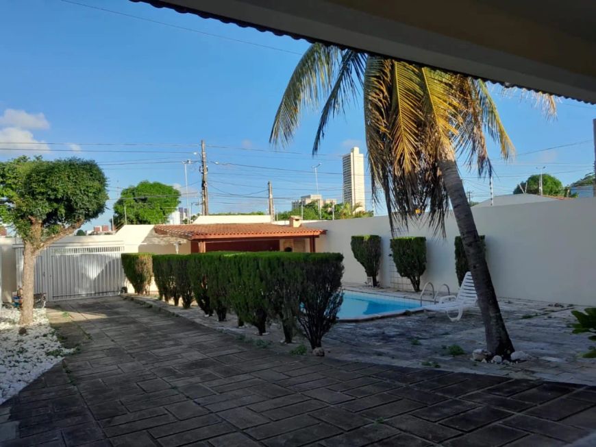 Excelente casa térrea para venda em Capim Macio com 361m² de área construída.