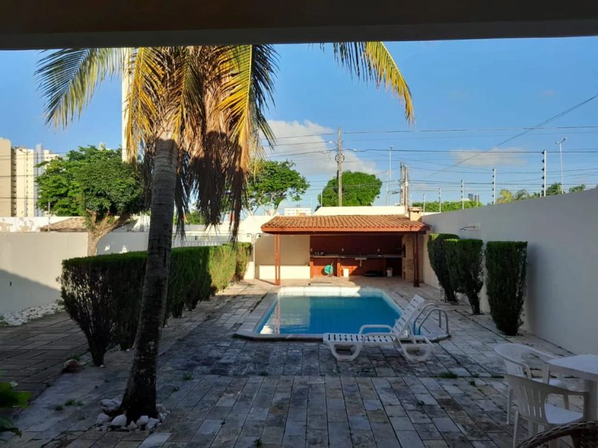 Excelente casa térrea para venda em Capim Macio com 361m² de área construída.