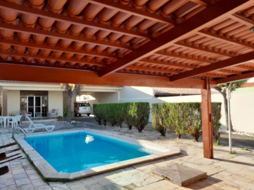 Excelente casa térrea para venda em Capim Macio com 361m² de área construída.