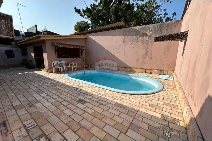 Casa duplex com quatro quartos sendo uma suite, piscina, varanda