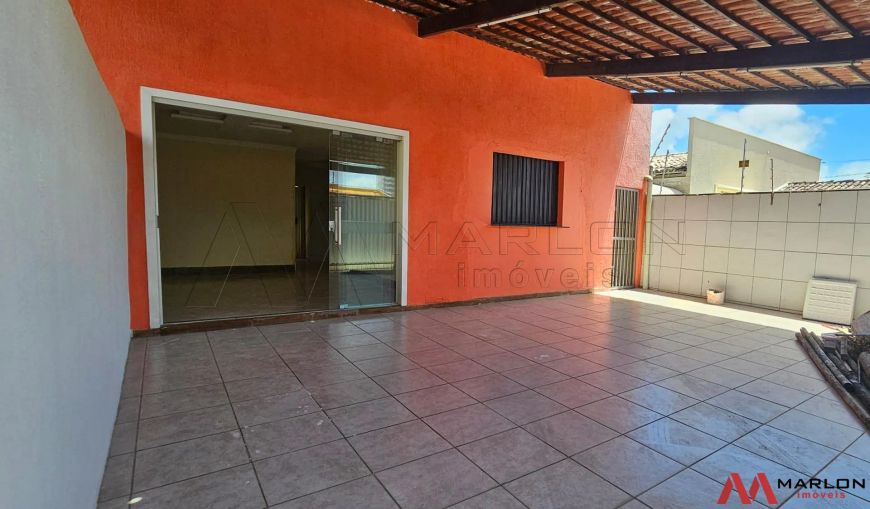 Casa em Neópolis, 2 quartos, boa localização, com 2 kitnets ao fundo, 130m².
