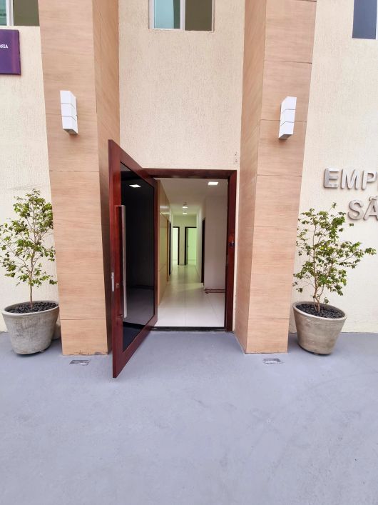 ALUGUEL COMERCIAL - ANDAR INTEIRO NO TÉRREO EM TIROL