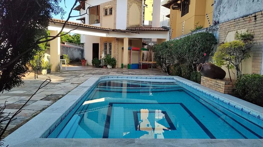 Linda casa em Capim Macio, com 4 suítes.