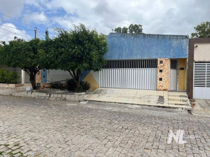 Casa mobiliada e com 4 dormitórios à venda, 240 m² por R$ 630.000 - Candelária - Natal/RN