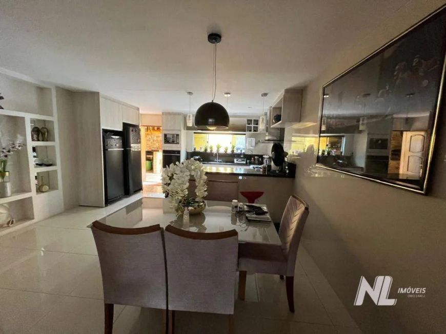 Casa mobiliada e com 4 dormitórios à venda, 240 m² por R$ 630.000 - Candelária - Natal/RN