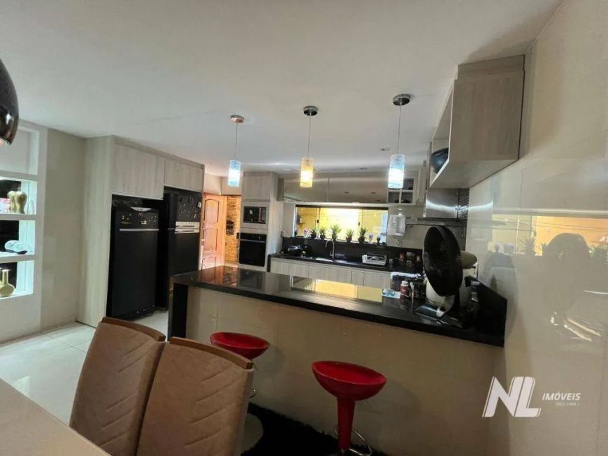 Casa mobiliada e com 4 dormitórios à venda, 240 m² por R$ 630.000 - Candelária - Natal/RN