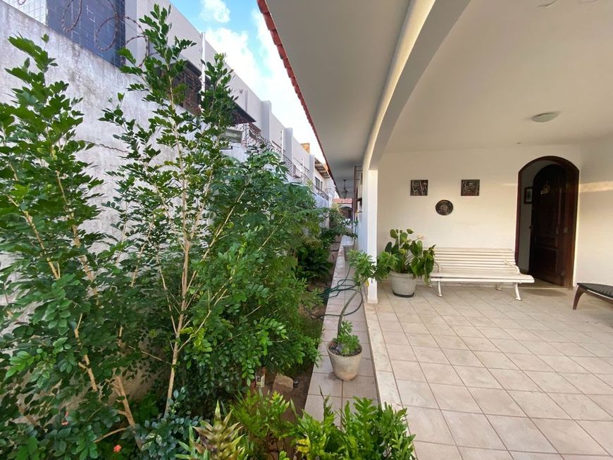 Casa para venda possui 620 metros quadrados com 4 quartos em Lagoa Nova - Natal - RN