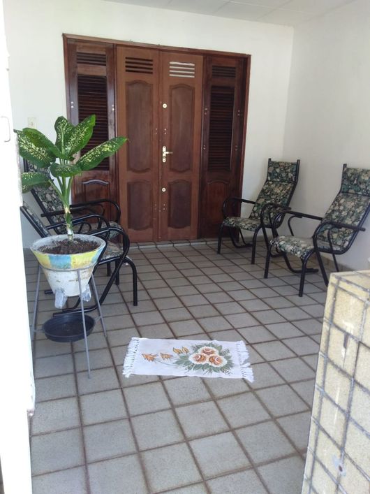 Vendo casa, no bairro do Alecrim contendo duas lojas comerciais, 380 mil.