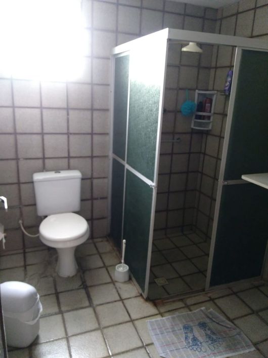 Vendo casa, no bairro do Alecrim contendo duas lojas comerciais, 380 mil.