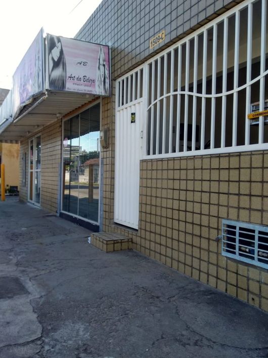 Vendo casa, no bairro do Alecrim contendo duas lojas comerciais, 380 mil.