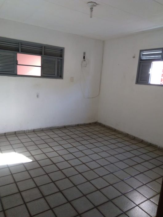 Vendo casa, no bairro do Alecrim contendo duas lojas comerciais, 380 mil.